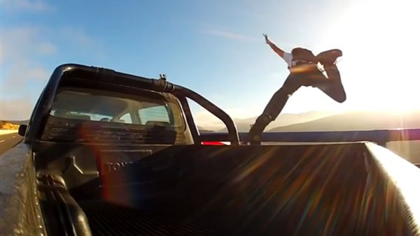 فتاة تقفز من سيارة