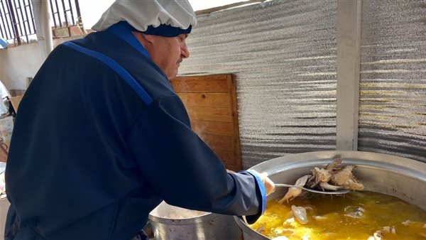 أب يقيم مطعم على