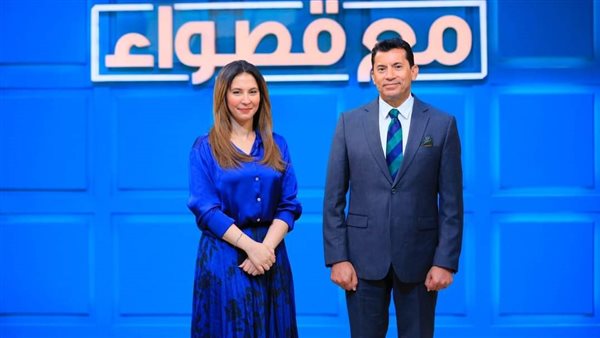 وزير الرياضة مع الإعلامية