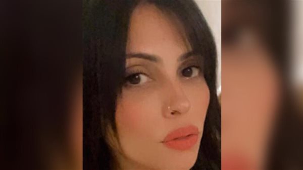 فتاة التجمع نبيلة