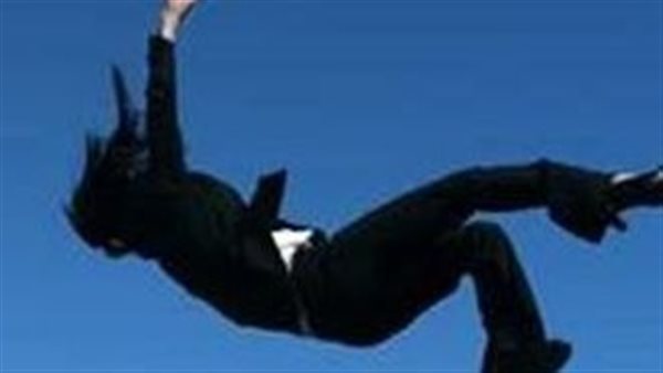 سقوط فتاة من أعلى