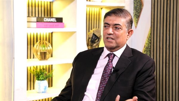 الدكتور هشام عبدالعزيز