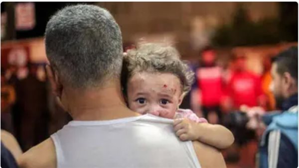 طفلة تحتمي في والدها