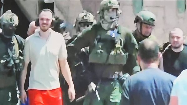 لحظة وصول الأسرى