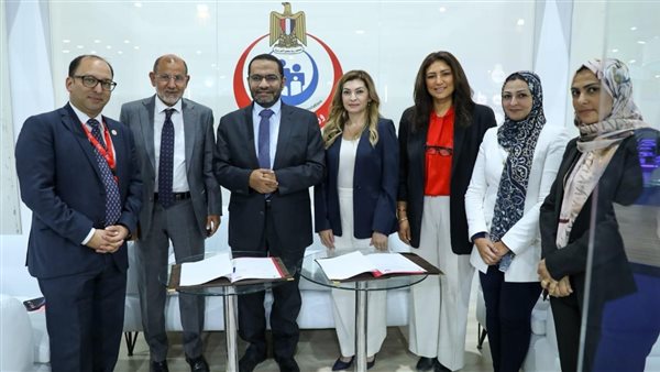 جانب من توقيع خطاب