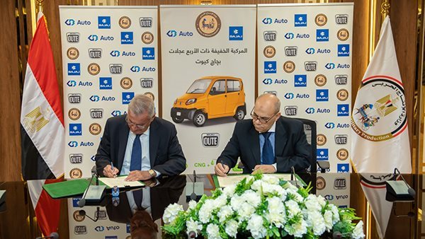 جانب من توقيع العقد