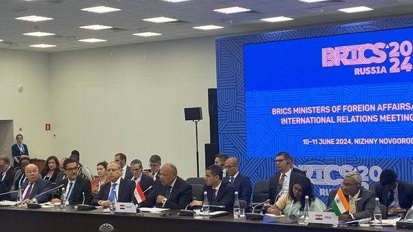 شكري خلال اجتماع