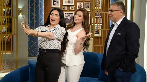 عبير صبري وشقيقتها