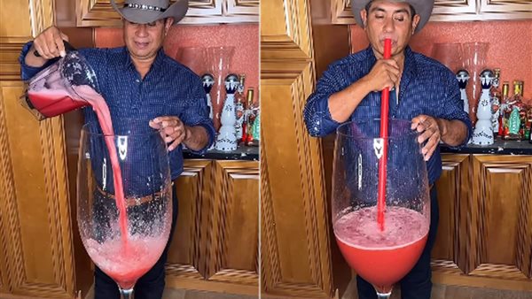 رجل يتناول البطيخ