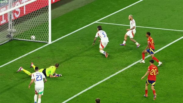 هدف مدافع إيطاليا