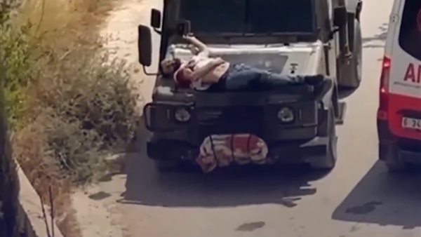 شاباً فلسطينياً مصاباً