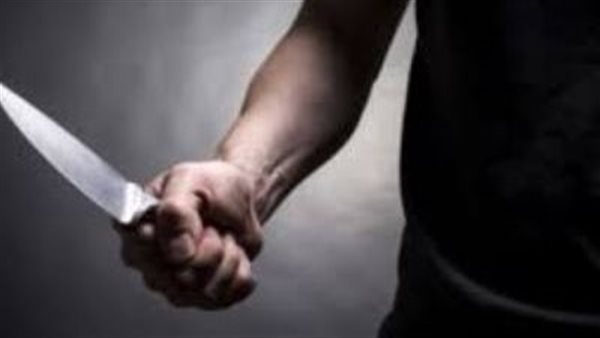 شاب يطعن آخر