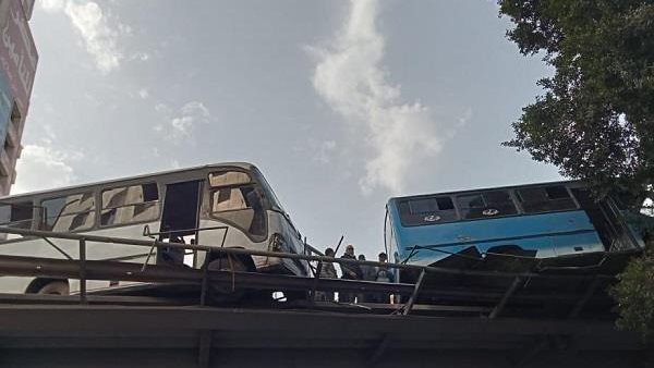 سقوط أتوبيس من أعلى