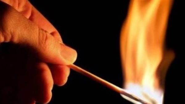 شاب يشعل النيران