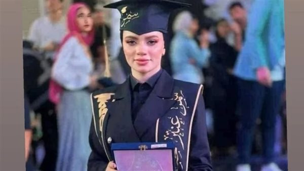 طالبة جامعة أسيوط