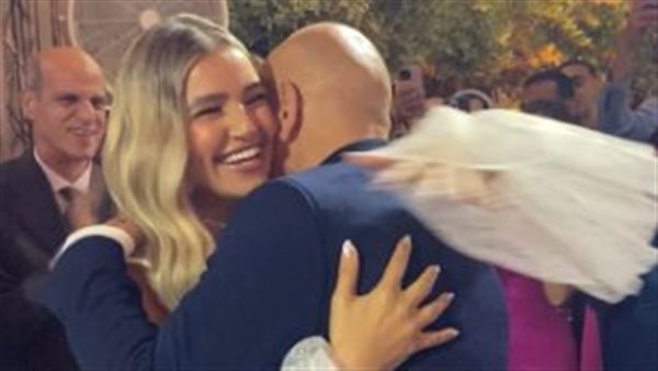 عناق حسام حسن لنجلته