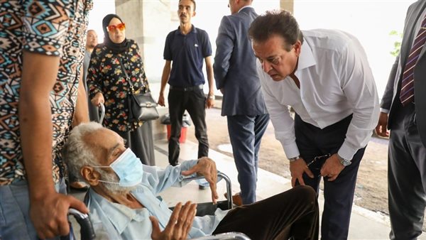 وزير الصحة مع أحد