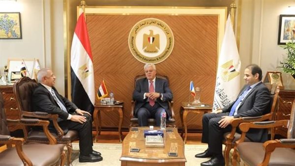 اجتماع وزير التعليم