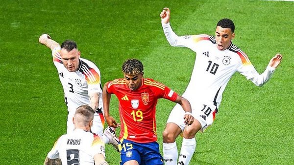 صراع على الكرة بين