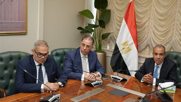  بدر عبد العاطي يجتمع