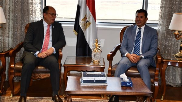 وزير الشباب  مع رئيس