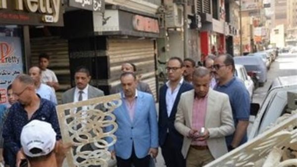 محافظ أسيوط أثناء