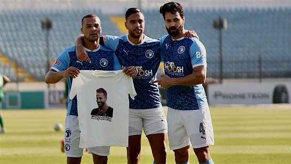 لاعبو بيراميدز يرفعون