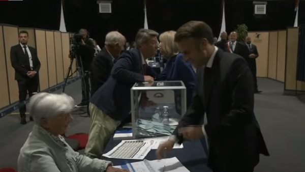  ماكرون يدلي بصوته