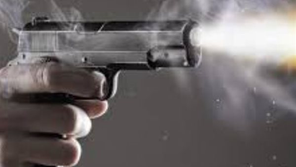 شاب يطلق النيران