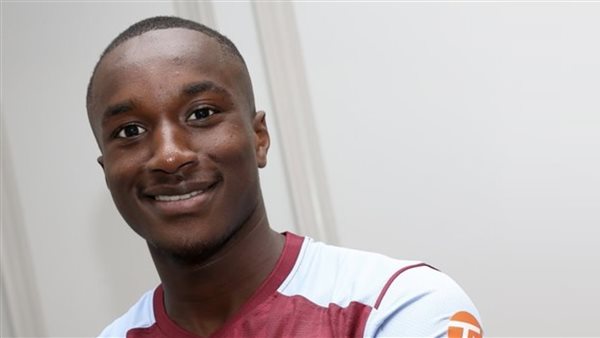 موسى ديابي لاعب أستون