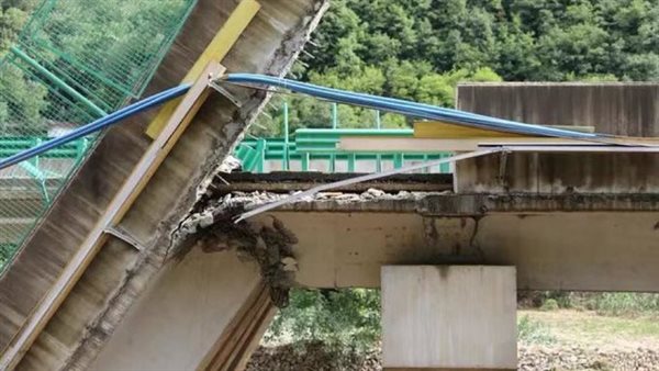 انهيار جسر فوق نهر