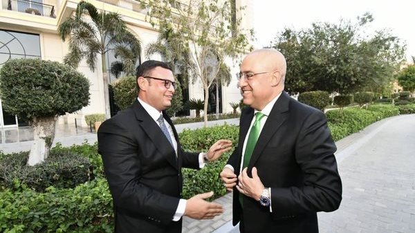 وزير الإسكان السابق