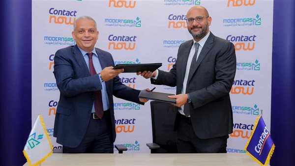 جانب من التوقيع