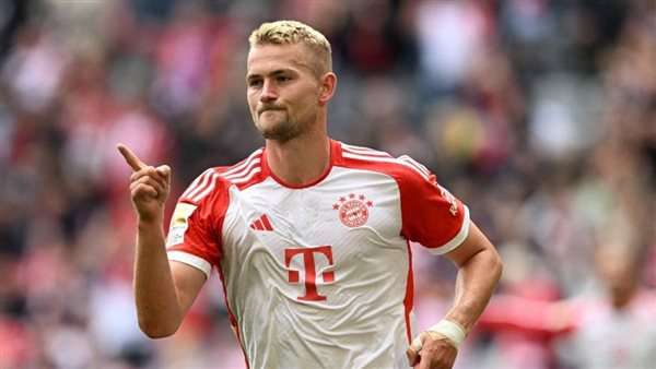 ماتياس دي ليخت مدافع