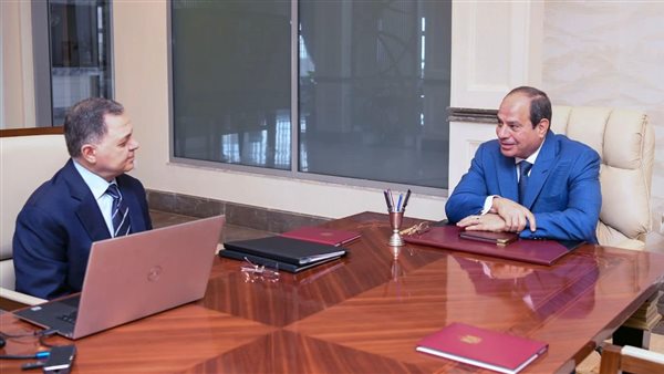 الرئيس يجتمع مع وزير
