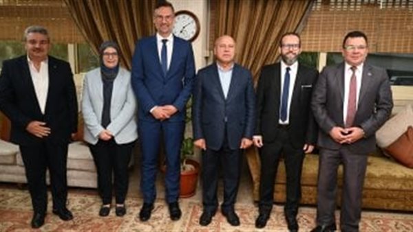 كامل الوزير مع شركة