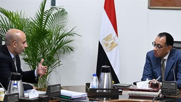 رئيس الوزراء مع وزير