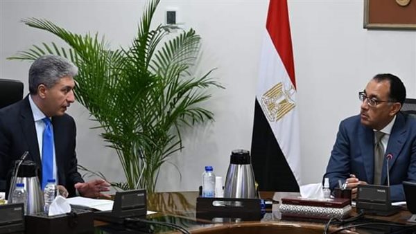 رئيس الوزراء فى اجتماع