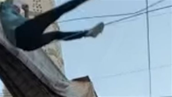 مصرع عامل سقط من