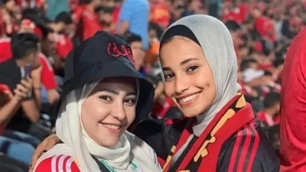 فتاتي مشجعي النادي