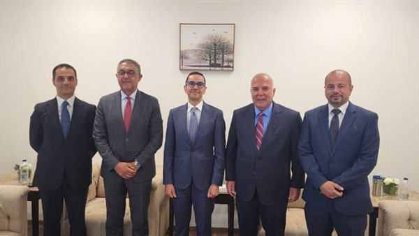 وزير الاستثمار مع