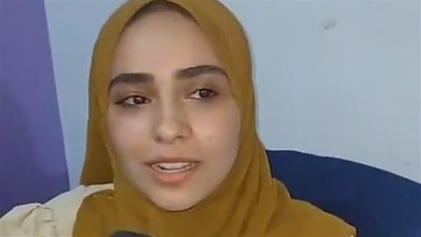 الطالبة الأولى بالثانوية