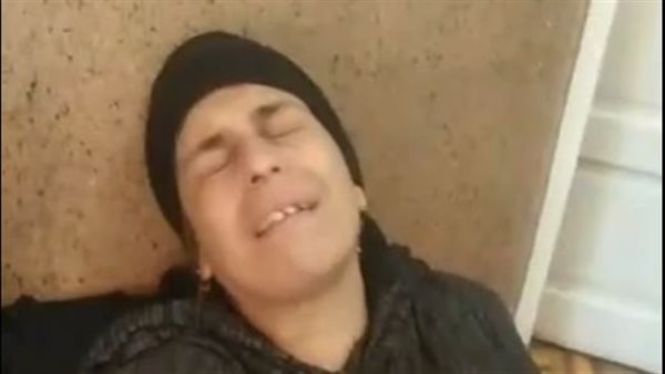 والدة ضحية والده