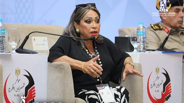 السفيرة منى عمر تستعرض