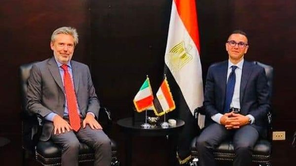 وزير الاستثمار وسفير