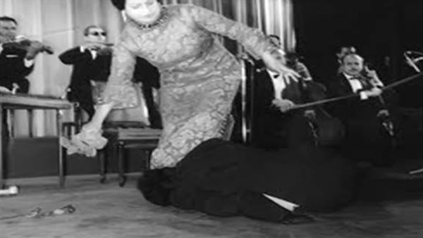 معجب يقبل قدم أم