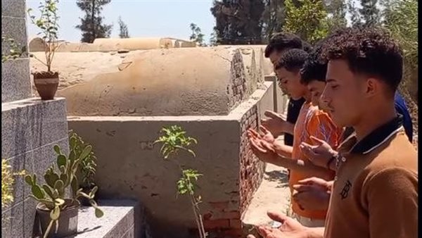 أصدقاء كريم على قبره