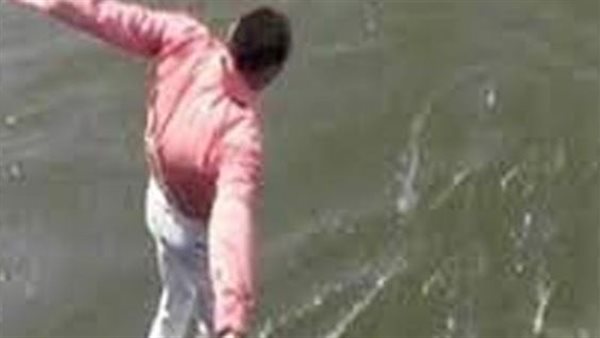 شاب يقفز في النيل