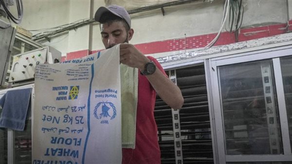 شخص يحمل كيس من الحبوب