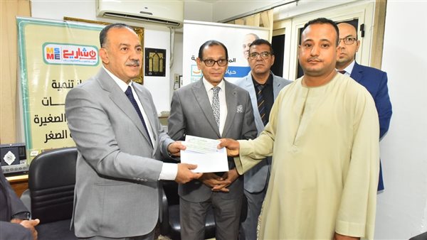 محافظ أسيوط بجهاز